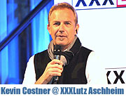 Hollywood Star Kevin Costner mit seiner Band Modern West zu Gast bei XXXLutz Aschheim. (Foto: Nathalie Tandler)